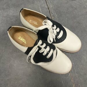 Willits Vintage Black and White Leather Oxford Shoes